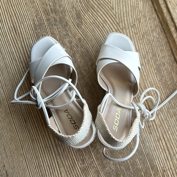 Women’s size 7.5 Soda cream color wedges - Picture 3 of 9